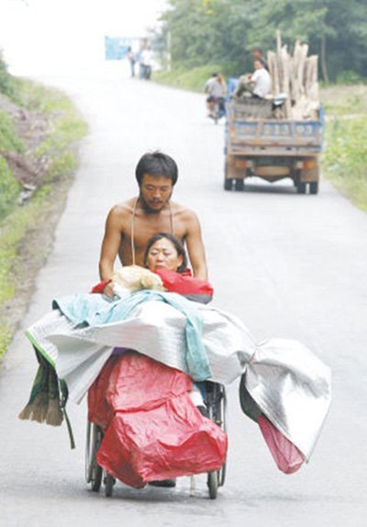 
Để giúp mẹ thỏa ước nguyện ngắm phong cảnh đất nước, người con có hiếu này đã đi bộ, đẩy chiếc xe lăn của mẹ đi suốt hơn 3000 cây số trong hơn 3 tháng.