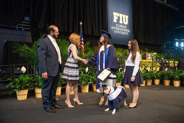  
Tiffany và Kali cùng lên nhận bằng tốt nghiệp. (Ảnh: Community News Paper)
