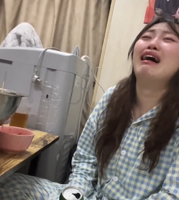  Cô gái bật khóc nức nở ngay đêm trước ngày lễ tình nhân Valentine. (Ảnh: Cắt từ clip Douyin)