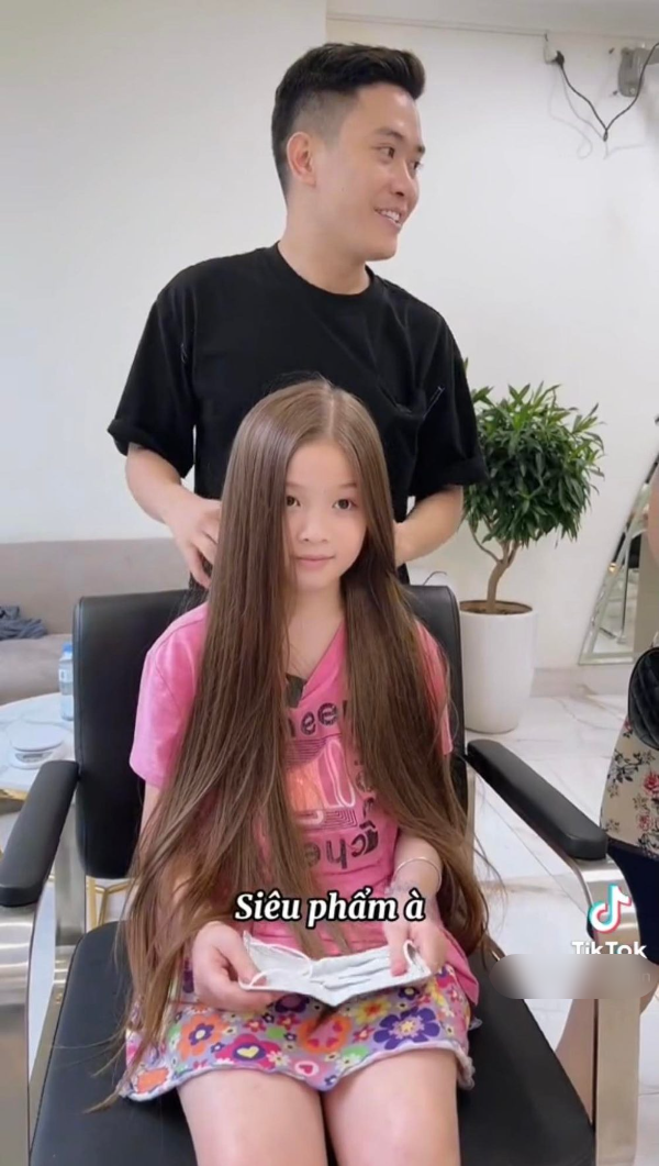  
Bé gái cắt tóc hiến tặng bệnh nhân. (Ảnh: TikTok H.T)