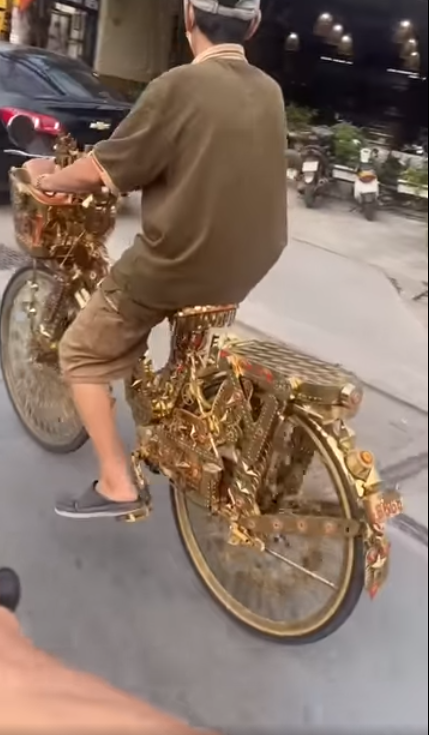 Ông chú làm xe đạp từ vàng 24k chạy bon bon trên đường