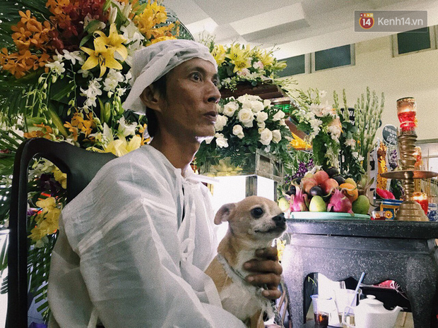 Chú chó Lucky được gia đình buộc tang trắng, quấn quýt bên linh cữu cố nghệ sĩ Lê Bình - Ảnh 2.