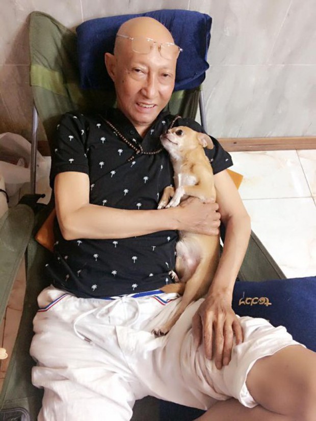 Chú chó Lucky được gia đình buộc tang trắng, quấn quýt bên linh cữu cố nghệ sĩ Lê Bình - Ảnh 5.